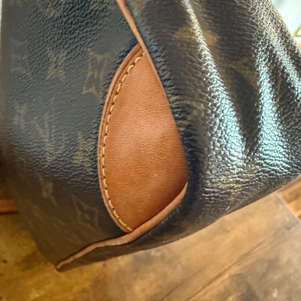 Louis Vuitton Crossbody Trocadero 30 - Picture 8 of 16